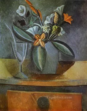 パブロ・ピカソ Painting - 灰色の水差しとスプーン付きのワイングラスの中の花 1908年 パブロ・ピカソ